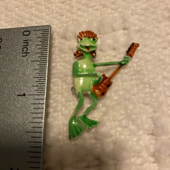 ⚫️ Frog playing guitar pin - Picture 2 of 4
